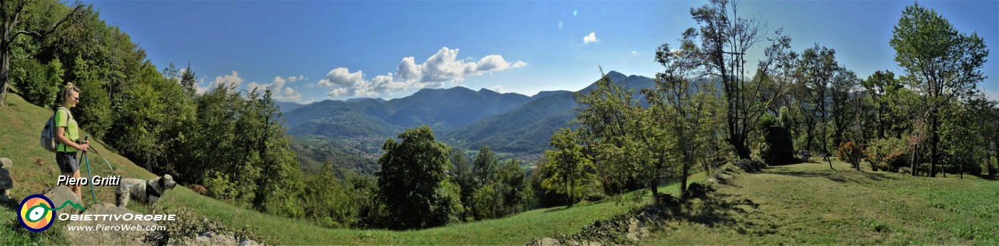 51 Vista panoramica sulla conca di Zogno e verso il roccolo di Cassarielli.jpg